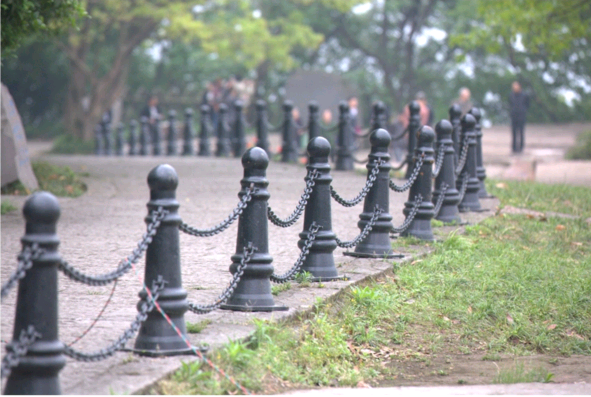 Пал и барьер дороги улицы дуктильных палов литого железа на открытом воздухе