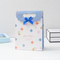 Elegantes bolsas de regalo de papel con asa de lazo y cierre de velcro, embalaje de estilo solapa minimalista para regalos y eventos festivos