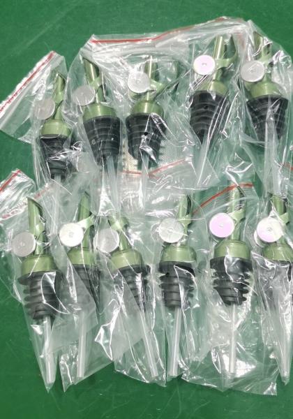 Factory Wholesale 12cm Weighted Oil Pourer, Self Closing Spout, 4 Colors Available Siver/Gold/Red/Green