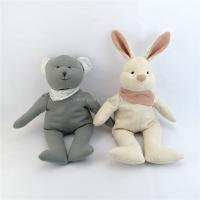 Une nouvelle poupée de lapin douce et mignonne