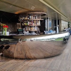 Скульптура из нержавеющей стали в Национальной галерее Сингапура