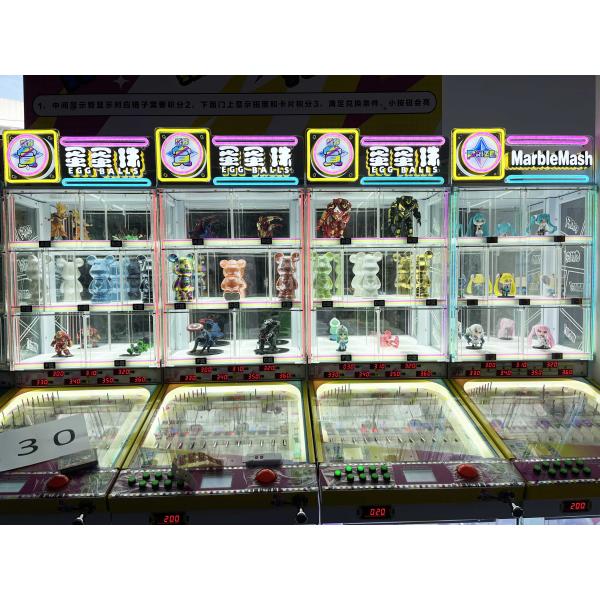 Máquina expendedora de huevos con monedas para arcade en centro comercial