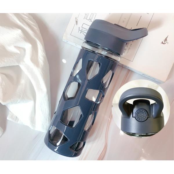 БПА освобождают стеклянную бутылку с водой