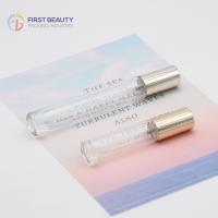 Des bouteilles de parfums à vis d'or