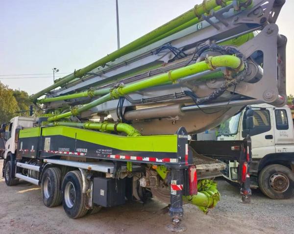 Camión de bombeo de hormigón Zoomlion 2020 Usado con 52M de altura máxima de la tela en el chasis de Scania