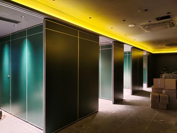 Hôtels Parement acoustique Parement suspendu en bois Parement pliable