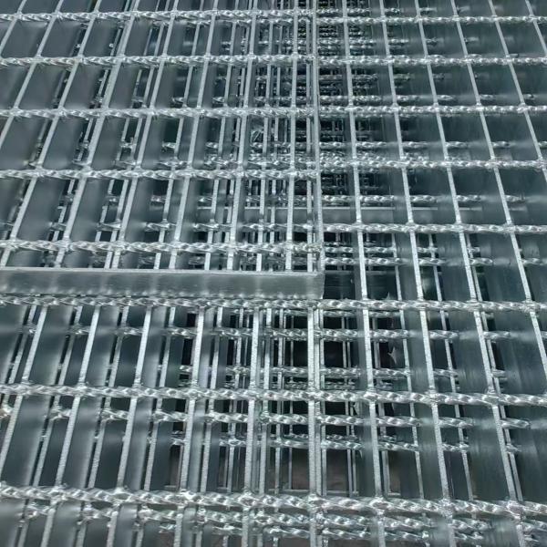 1.8m Industrial Steel Grating Crowd Control Fencing Alloy Plate Round Pattern Coated Painted Surface