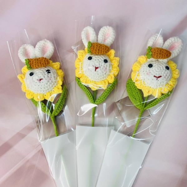 Producto acabado de flor de sol con cabeza de conejo de punto a mano