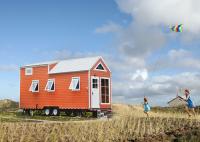 Mini-maison miniature légère préfabriquée maison d'hôtel orange maison mobile noire sur roues pour les voyages