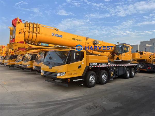 Altura de levantamento 58m do crescimento de Ton Truck Crane QY50KD 5-Section dos eixos 50 de  4