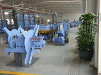 Tubo de los muebles que hace la máquina con el extremo hidráulico de la prueba que hace frente al acero
