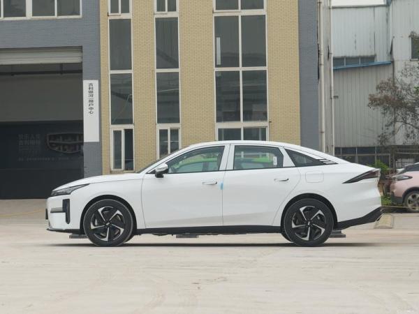 2024 Geely L6 Plug In Hybrid Electric Car with 1370km range