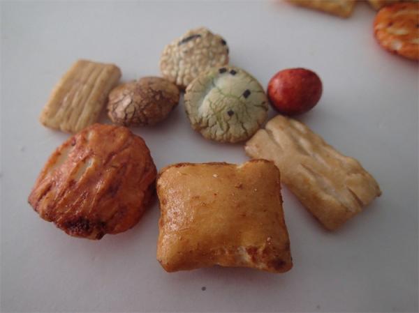 Os petiscos saudáveis da grão do alimento por atacado japonês misturaram o petisco de Cracker&Peanuts do arroz