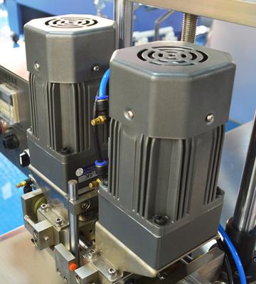 máquina tampando de selagem do frasco da garrafa de vidro do Desktop do controle 30-40bottles/MinSemi-Au pneumático com certificado do CE