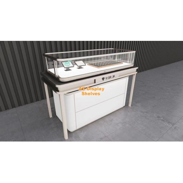 反衝突によって曲げられるガラス宝石類のキャビネットの金層にされた宝石類の立場