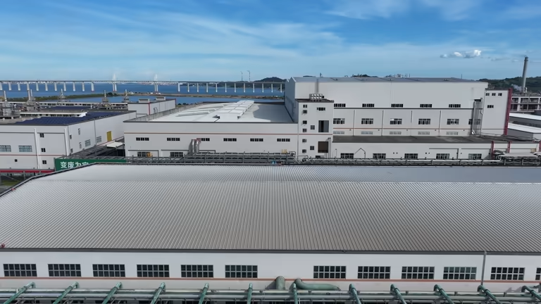 Customizable Weatherproof Steel Warehouse Facility with Large-Span Design and Cost-Effective Construction