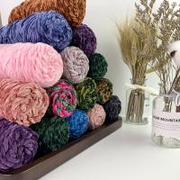 Le grand Chenille de crochet bavardent les fils 100% de polyesters de velours a teint gros