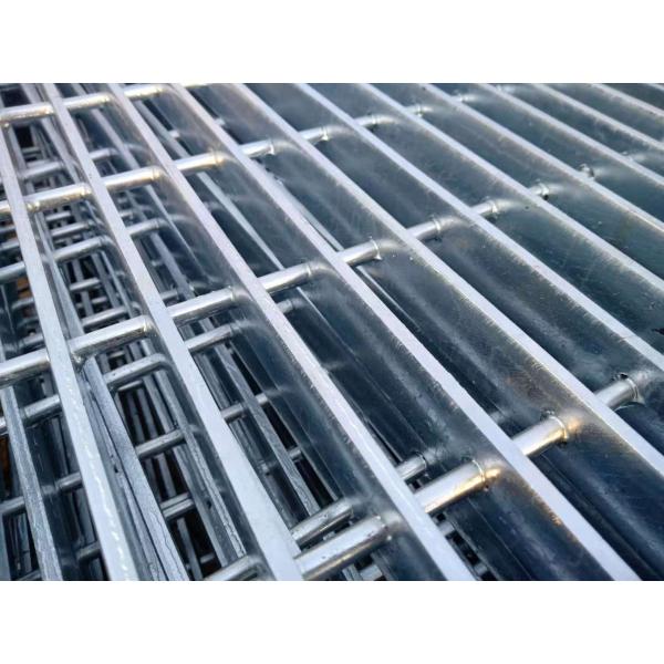 Reja de acero galvanizada para la rejilla del metal que suela alrededor de la barra cruzada de acero