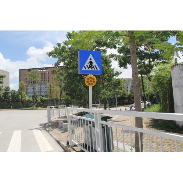Solar Powered High Brightness LED Yellow Sunflower Traffic Warning Light for Road Safety
