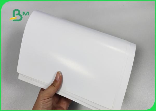 o papel imprimível de 135gsm Couche nas resmas C2S C1S revestiu 760 * 860mm para o cartaz