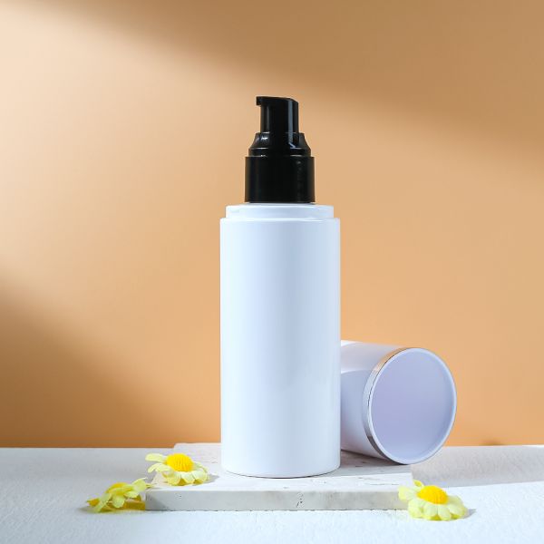 White Eco-friendly Recyclable PET Plastic Spray Bottle with Interchangeable Pump System and Lightweight Design for Cosmetic Packaging