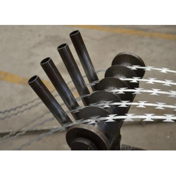 Колючая проволока Concertina создает защитный барьер для защиты собственности