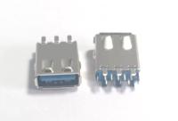 Par le trou RJ45 adapté aux besoins du client de profil bas, languette vers le haut du connecteur femelle de LAN