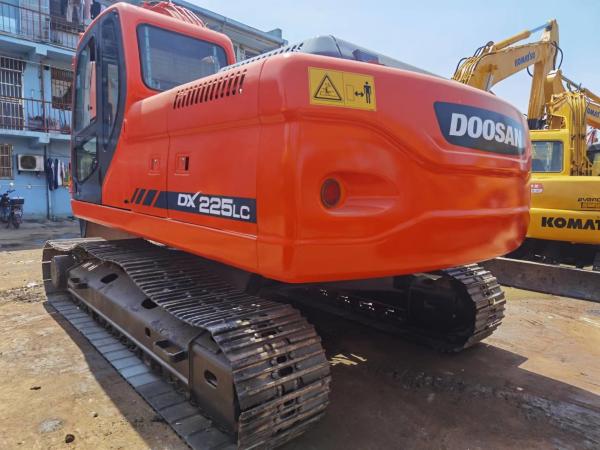 Máquina escavadora usada 2018 anos Doosan DX225LC da esteira rolante com a cubeta 1m3