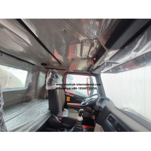 SINOTRUK Oil Transport Truck With Manhole Cover and Breath Valve 10000L Volume