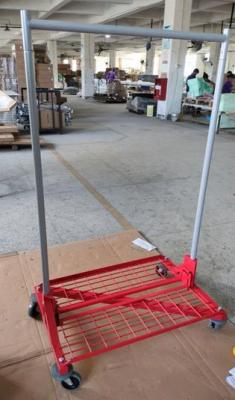 Étagère suspendue pour vêtements personnalisable avec étagères en grille filaire pour l'affichage et le stockage