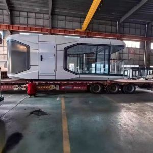 Maison Capsule Spatiale 11,5m avec Panneaux Solaires et Éclairage LED