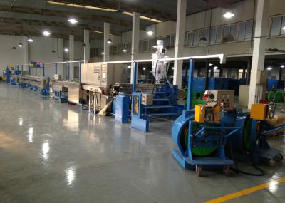 O diâmetro de isolamento plástico 500 da máquina da extrusão do fio do PE SR-PVC paga fora da bobina