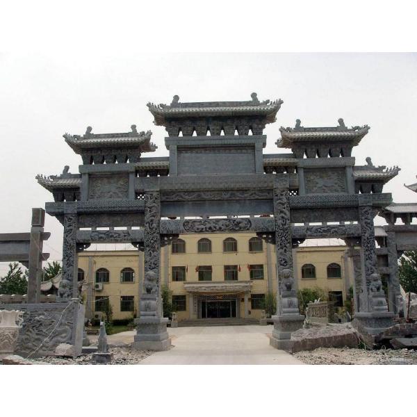 Сад в китайском стиле с большой каменной аркой Мемориал открытого храма