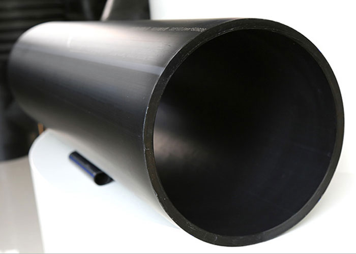 Продевать нитку полив HDPE пускает горячее по трубам плавит черную трубу пластмассы полиэтилена