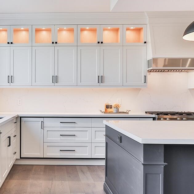Modern Design Kitchen Cabinet Set with Quartz Stone Countertop and Eased Edge Style