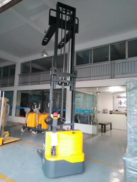 Yellow Auto Pallet Stacker , Industrial Lifting Equipment Easy Operation