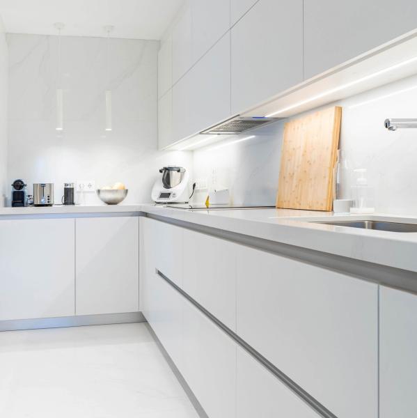 Floor To Ceiling Modern Matte White Lacquer Paint Kitchen Cabinet