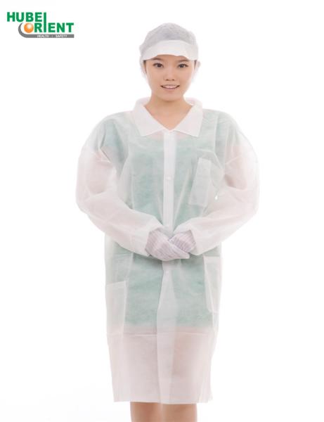 Revestimento médico descartável feito malha 55G/M2 das luvas longas do punho com colar da camisa