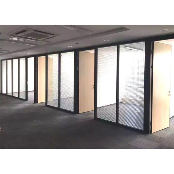 Стены стеклянного раздела офиса со шторкой жалюзи