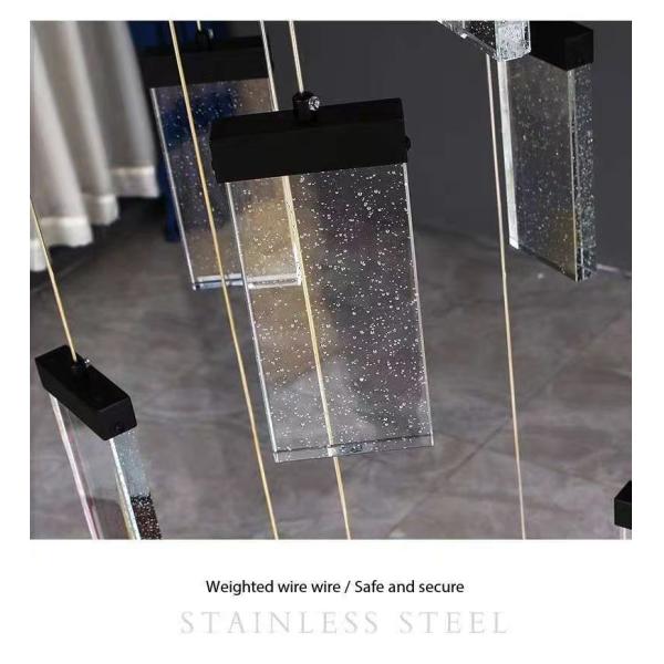 Éclairage de l'escalier du hall d'hôtel Aluminium et lampe suspendue en cristal pour un design moderne