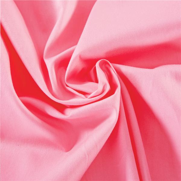 Un ensemble de lit de mariage de luxe en quatre pièces avec couette imprimée et feuille de couette 100% coton