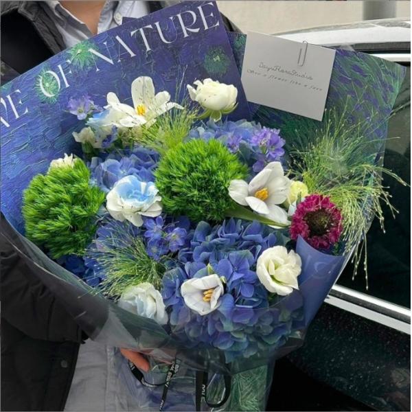 New Qixi Festival flower bouquet wrapping paper, a popular blue series of paper, Valentine's Day oil-painted style flower wrapping paper