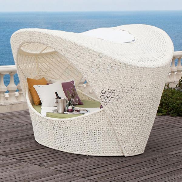 Outdoor Beach Lounge PE Rattan Sun Bed with Water Proof Cushion and Aluminum Frame