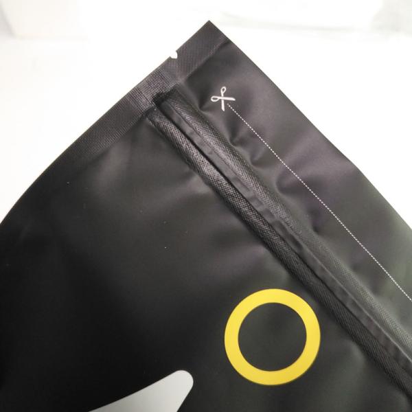 1 кг 500 граммов 250 граммов стоит вверх сумка черного штейнового кофе упаковывая с верхними молнией и алюминиевой фольгой внутри сумок