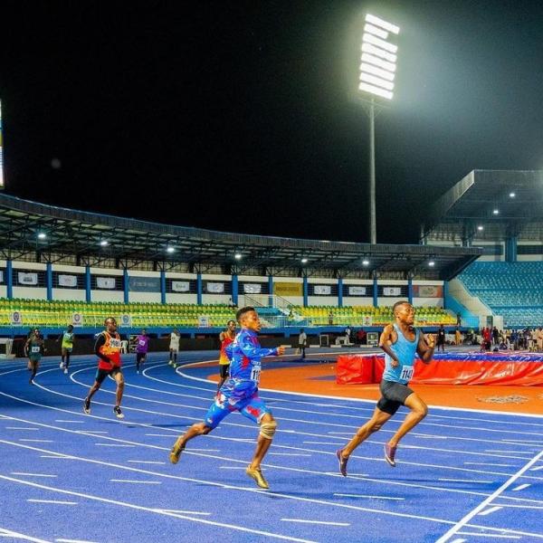 Completos amigáveis de Eco derramam a pista de atletismo de EPDM para o estádio atlético