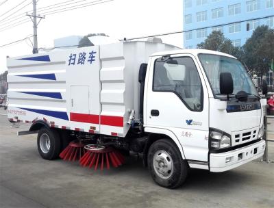 Caminhão pequeno diesel do vácuo da rua, vassoura de estrada do vácuo de ISUZU com tanque de água