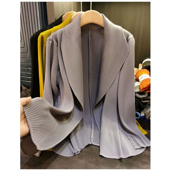 Spring 2025 Women's Solid Color Lapel Long Sleeved Pleated Women's Long Coat