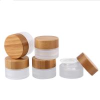 5 dans le pot en verre givré du cosmétique 15ml avec le chapeau en bois