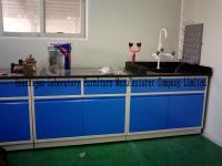 Prático resistente à corrosão azul do banco de laboratório da química da parede da cor