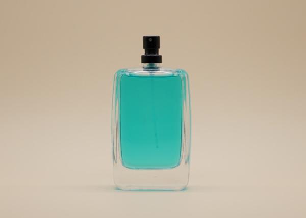 Garrafa cosmética do pulverizador do retângulo com o pulverizador preto matte do perfume do friso